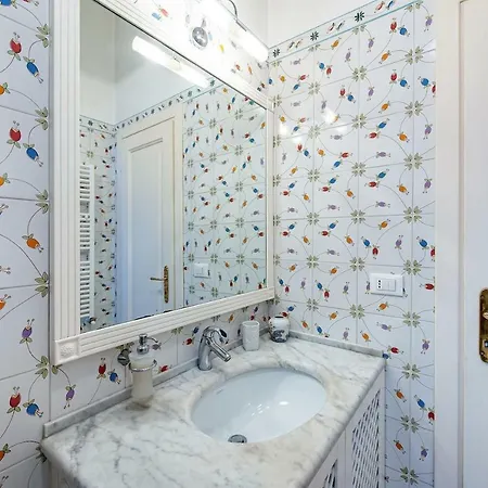 Luxury In Historical Building Rom